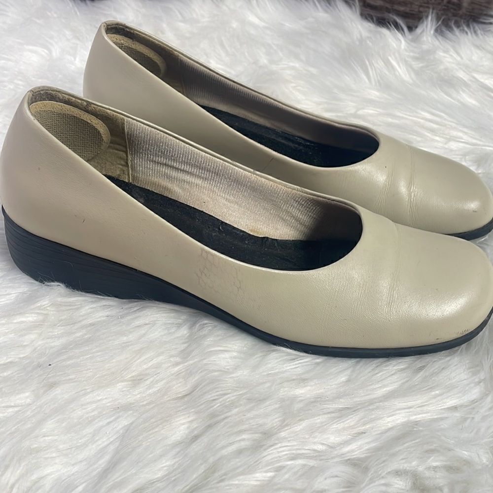 Lifestride Ladies Leather Shoes, Size 6.5, Beige